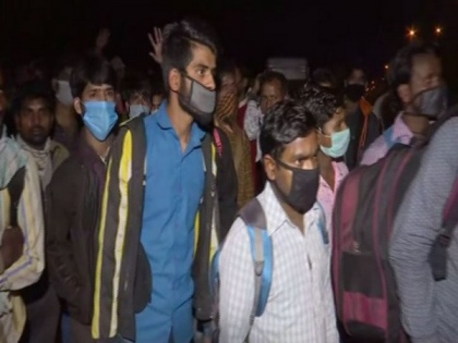 Uncertain about their future, migrants begin journey on foot to homes in UP | Uncertain about their future, migrants begin journey on foot to homes in UP
