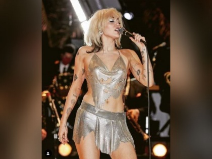 Here's how Miley Cyrus dealt with wardrobe malfunction during New Year's performance | Here's how Miley Cyrus dealt with wardrobe malfunction during New Year's performance