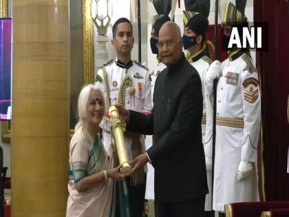 President Ram Nath Kovind presents Padma Vibhushan award to vocalist Prabha Atre | President Ram Nath Kovind presents Padma Vibhushan award to vocalist Prabha Atre