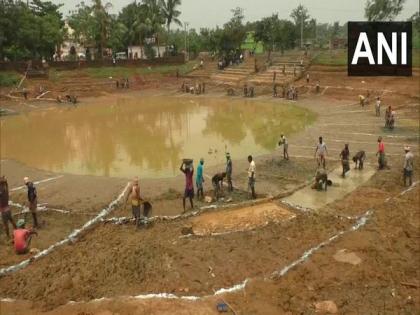 Migrant workers returning to village getting work under MGNREGA in Odisha's Jajpur | Migrant workers returning to village getting work under MGNREGA in Odisha's Jajpur