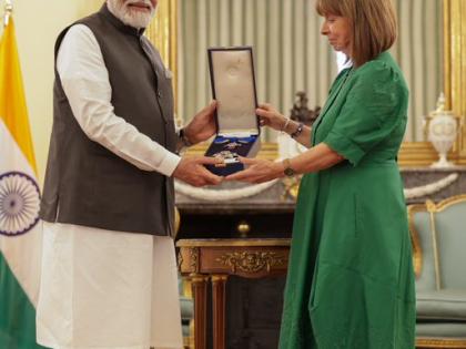 Modi meets Greek President, speaks about Chandrayaan's success | Modi meets Greek President, speaks about Chandrayaan's success Modi meets Greek President, speaks about Chandrayaan's success | Modi meets Greek President, speaks about Chandrayaan's success