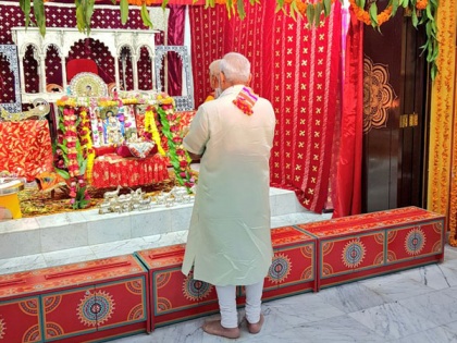 Bahrain: PM Modi offers prayers at Shreenathji Temple in Manama | Bahrain: PM Modi offers prayers at Shreenathji Temple in Manama