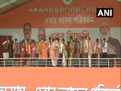 PM Modi meets kin of BJP workers killed in political violence incidents in West Bengal | PM Modi meets kin of BJP workers killed in political violence incidents in West Bengal