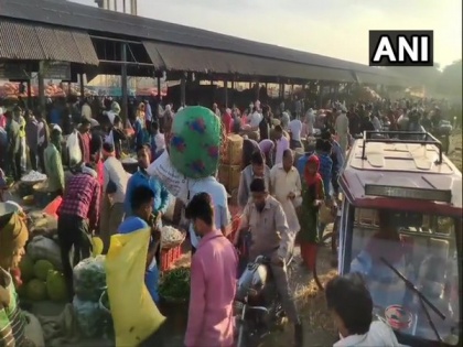 Despite surge in COVID-19 cases, huge crowd seen at Moradabad, Ghazipur vegetable markets | Despite surge in COVID-19 cases, huge crowd seen at Moradabad, Ghazipur vegetable markets