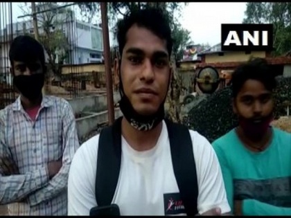 After losing mother, youth begins journey on foot from Raipur to home in Varanasi | After losing mother, youth begins journey on foot from Raipur to home in Varanasi