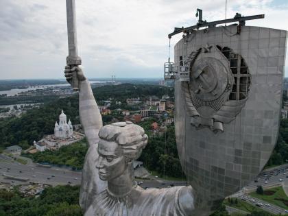 Ukraine removes Soviet-era symbol from Motherland Monument in Kiev | Ukraine removes Soviet-era symbol from Motherland Monument in Kiev Ukraine removes Soviet-era symbol from Motherland Monument in Kiev | Ukraine removes Soviet-era symbol from Motherland Monument in Kiev