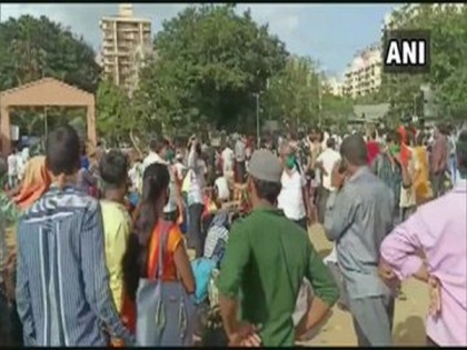 Mumbai: Thousands of migrants gather at grounds in Kandivali in hope of boarding trains | Mumbai: Thousands of migrants gather at grounds in Kandivali in hope of boarding trains