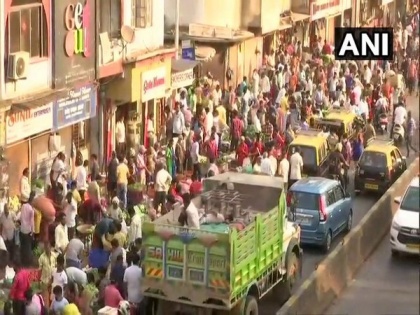 Huge crowd seen at Mumbai's Dadar market, social distancing norms flouted | Huge crowd seen at Mumbai's Dadar market, social distancing norms flouted