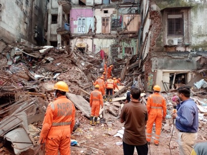 6 people dead, 3 injured after building collapsed in Mumbai's Fort area | 6 people dead, 3 injured after building collapsed in Mumbai's Fort area
