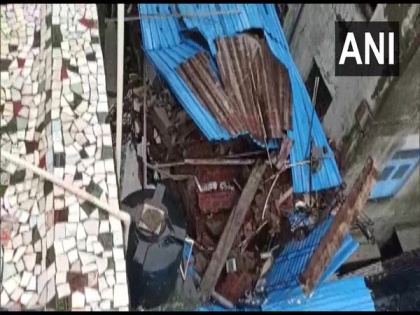 Portion of building collapses in Mumbai's Marine Lines, no injuries reported | Portion of building collapses in Mumbai's Marine Lines, no injuries reported