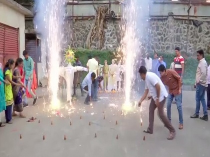 Diwali in Mumbai's Ghatkopar as people burnt Coronavirus Ravan effigy | Diwali in Mumbai's Ghatkopar as people burnt Coronavirus Ravan effigy