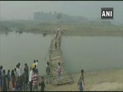 Bihar polls: Locals construct temporary bridge in Muzaffarpur to help voters reach polling station | Bihar polls: Locals construct temporary bridge in Muzaffarpur to help voters reach polling station
