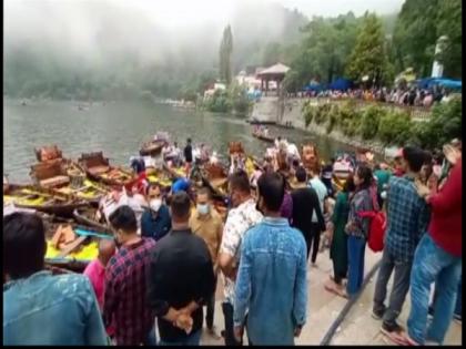 Tourists flout covid protocols in Nainital | Tourists flout covid protocols in Nainital