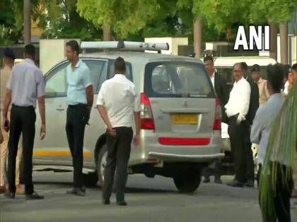 Shiv Sena leaders Milind Narvekar, Ravindra Phatak meet Eknath Shinde in Surat | Shiv Sena leaders Milind Narvekar, Ravindra Phatak meet Eknath Shinde in Surat Shiv Sena leaders Milind Narvekar, Ravindra Phatak meet Eknath Shinde in Surat | Shiv Sena leaders Milind Narvekar, Ravindra Phatak meet Eknath Shinde in Surat