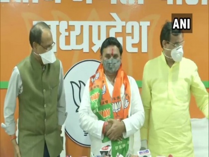 Congress MLA Narayan Patel joins BJP in presence of Madhya Pradesh CM | Congress MLA Narayan Patel joins BJP in presence of Madhya Pradesh CM