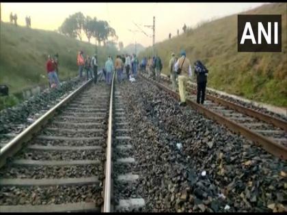 Jharkhand: Suspected Naxals blow up portion of railway tracks on Howrah-New Delhi line | Jharkhand: Suspected Naxals blow up portion of railway tracks on Howrah-New Delhi line