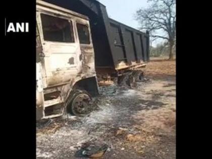 Naxals set fire to 11 vehicles in Jharkhand's Lohardaga | Naxals set fire to 11 vehicles in Jharkhand's Lohardaga