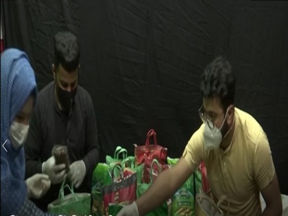 Youths provide help to under privileged families in J-K's Srinagar amid COVID-19 lockdown | Youths provide help to under privileged families in J-K's Srinagar amid COVID-19 lockdown