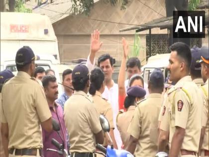 Hanuman Chalisa row: Mumbai Police presented MP Navneet Rana, MLA Ravi Rana to Bandra court | Hanuman Chalisa row: Mumbai Police presented MP Navneet Rana, MLA Ravi Rana to Bandra court