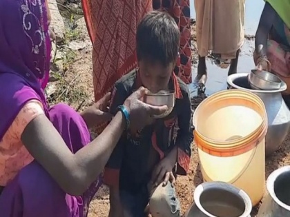 Residents of Chhattisgarh village depend on drain water for drinking | Residents of Chhattisgarh village depend on drain water for drinking