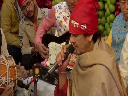 Sonu Nigam performs bhajan at Vaishno Devi shrine | Sonu Nigam performs bhajan at Vaishno Devi shrine