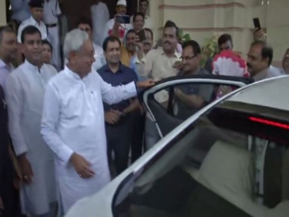 Chief Minister Nitish Kumar reaches State Assembly in electric car | Chief Minister Nitish Kumar reaches State Assembly in electric car