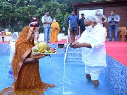 CM Nitish Kumar offers 'Arghya' on last day of Chhath Puja | CM Nitish Kumar offers 'Arghya' on last day of Chhath Puja