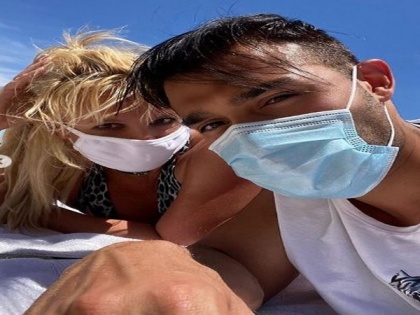 Britney Spears goes on beach trip with boyfriend Sam Asghari wearing mask | Britney Spears goes on beach trip with boyfriend Sam Asghari wearing mask