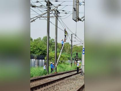 Delhi Metro services on blue line delayed due to damage to Over Head Electrification wire | Delhi Metro services on blue line delayed due to damage to Over Head Electrification wire