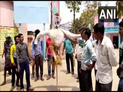 People Below Poverty Line burn effigy of Odisha Minister after getting electricity bills of over Rs 12,000 | People Below Poverty Line burn effigy of Odisha Minister after getting electricity bills of over Rs 12,000