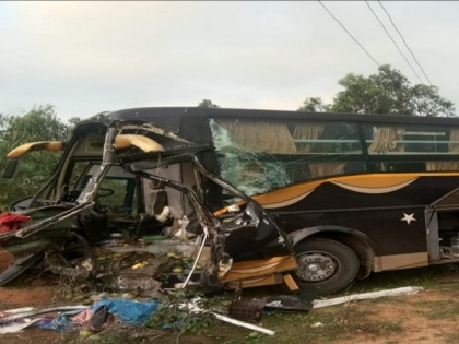 1 killed, 2 injured as bus carrying Odia migrants meets with accident | 1 killed, 2 injured as bus carrying Odia migrants meets with accident