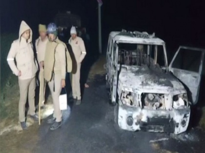 Locals set police vehicle on fire in Uttar Pradesh's Mau | Locals set police vehicle on fire in Uttar Pradesh's Mau