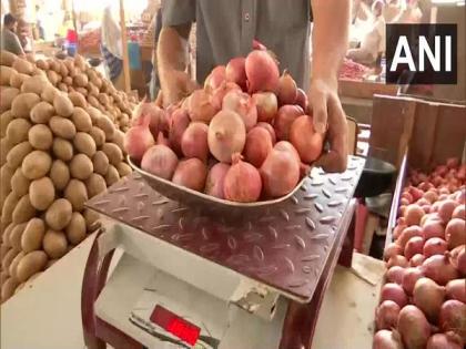 Onion price in Pune comes down slightly, potato remains same | Onion price in Pune comes down slightly, potato remains same