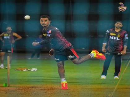 IPL 2021: KKR spinner Pawan Negi fine-tunes skills under 'watchful' eyes of Harbhajan | IPL 2021: KKR spinner Pawan Negi fine-tunes skills under 'watchful' eyes of Harbhajan