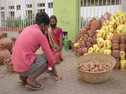 PM's '9 PM- 9 Mins' appeal: People buy diyas in Patna | PM's '9 PM- 9 Mins' appeal: People buy diyas in Patna