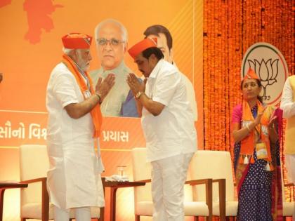 BJP's newly designed cap, a reflection of 'Gujarati Asmita', catches attention during PM Modi's roadshow in Ahmedabad | BJP's newly designed cap, a reflection of 'Gujarati Asmita', catches attention during PM Modi's roadshow in Ahmedabad