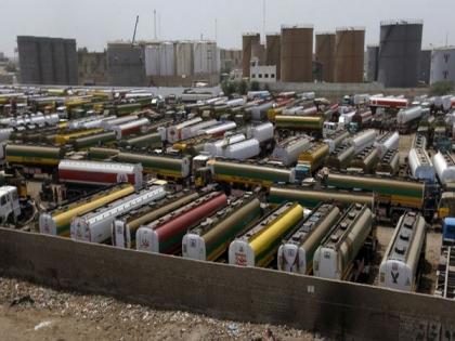 Pakistan: Petroleum transporters threaten wheel-jam strike; urge govt to increase fuel transportation fares | Pakistan: Petroleum transporters threaten wheel-jam strike; urge govt to increase fuel transportation fares