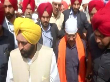 Amritsar: Bhagwant Mann, Arvind Kejriwal visit Golden Temple to seek blessings | Amritsar: Bhagwant Mann, Arvind Kejriwal visit Golden Temple to seek blessings Amritsar: Bhagwant Mann, Arvind Kejriwal visit Golden Temple to seek blessings | Amritsar: Bhagwant Mann, Arvind Kejriwal visit Golden Temple to seek blessings