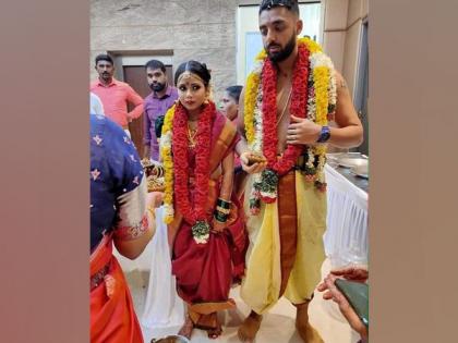 KKR spinner Varun Chakaravarthy ties the knot with girlfriend Neha Khedekar | KKR spinner Varun Chakaravarthy ties the knot with girlfriend Neha Khedekar