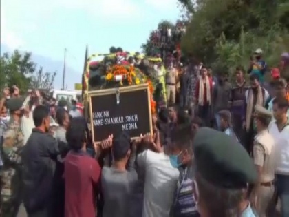 Last rites of soldier killed in ceasefire violation in Baramulla performed at his native village | Last rites of soldier killed in ceasefire violation in Baramulla performed at his native village