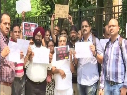 Maharashtra: PMC bank account holders protest outside Mumbai's Esplanade Court | Maharashtra: PMC bank account holders protest outside Mumbai's Esplanade Court