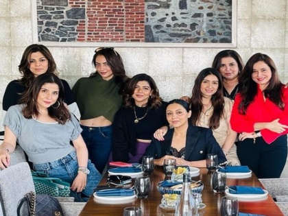 Gauri Khan, Farah Khan, other 'Bollywood wives' unite for lunch date | Gauri Khan, Farah Khan, other 'Bollywood wives' unite for lunch date