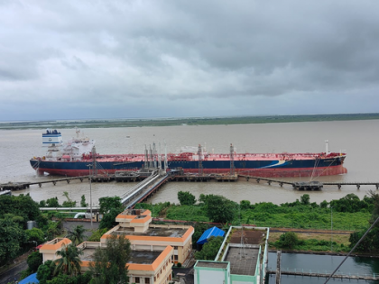 Kolkata Port slashes rates to attract more cargo | Kolkata Port slashes rates to attract more cargo Kolkata Port slashes rates to attract more cargo | Kolkata Port slashes rates to attract more cargo