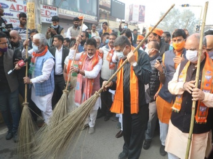 Ahead of PM Modi's visit, Dharmendra Pradhan undertakes cleanliness campaign in Varanasi | Ahead of PM Modi's visit, Dharmendra Pradhan undertakes cleanliness campaign in Varanasi