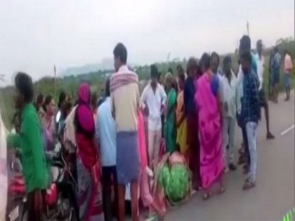 Four dead in road accident in Andhra's Prakasam | Four dead in road accident in Andhra's Prakasam
