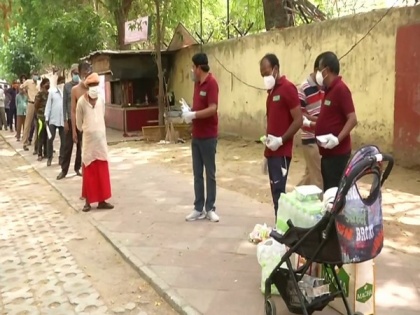 Man distributes essentials to needy on pram in Delhi amid lockdown | Man distributes essentials to needy on pram in Delhi amid lockdown