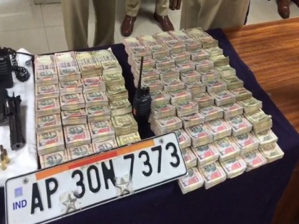 Vishakhapatnam: Police bust two gangs dealing with old and counterfeit currency | Vishakhapatnam: Police bust two gangs dealing with old and counterfeit currency