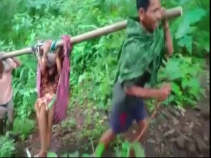 Visakhapatnam: Pregnant woman carried on makeshift stretcher to nearest hospital due to lack of roads | Visakhapatnam: Pregnant woman carried on makeshift stretcher to nearest hospital due to lack of roads