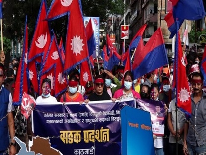 Pro-govt student union hits Kathmandu streets ahead of verdict on parliament dissolution | Pro-govt student union hits Kathmandu streets ahead of verdict on parliament dissolution