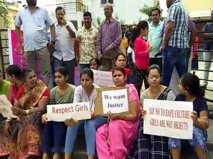 Veterinarian's neighbours' protest against NHRC probe in Hyderabad encounter | Veterinarian's neighbours' protest against NHRC probe in Hyderabad encounter